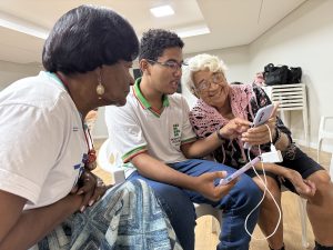 Inclusão digital: curso gratuito amplia autonomia de idosos atendidos pelo Sesc