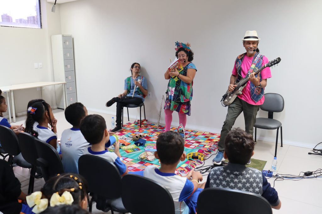 Projeto Conexões Literárias leva contação de histórias à biblioteca do Sesc Poço