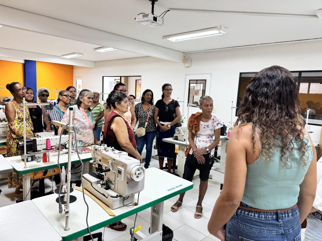 Mesa de Costura inicia atividades com visita a ateliê e projeta geração de renda a partir do reaproveitamento de jeans