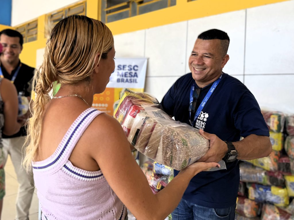 Sesc Mesa Brasil entrega cestas básicas a famílias atendidas por instituição social em Maceió