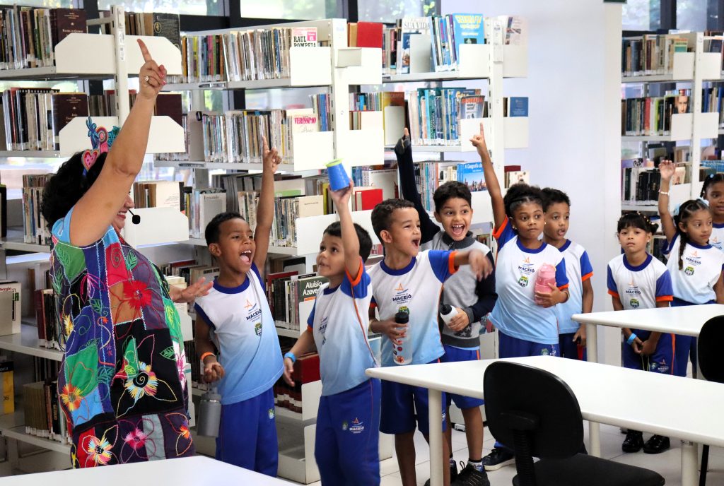 Projeto Conexões Literárias leva contação de histórias à biblioteca do Sesc Poço