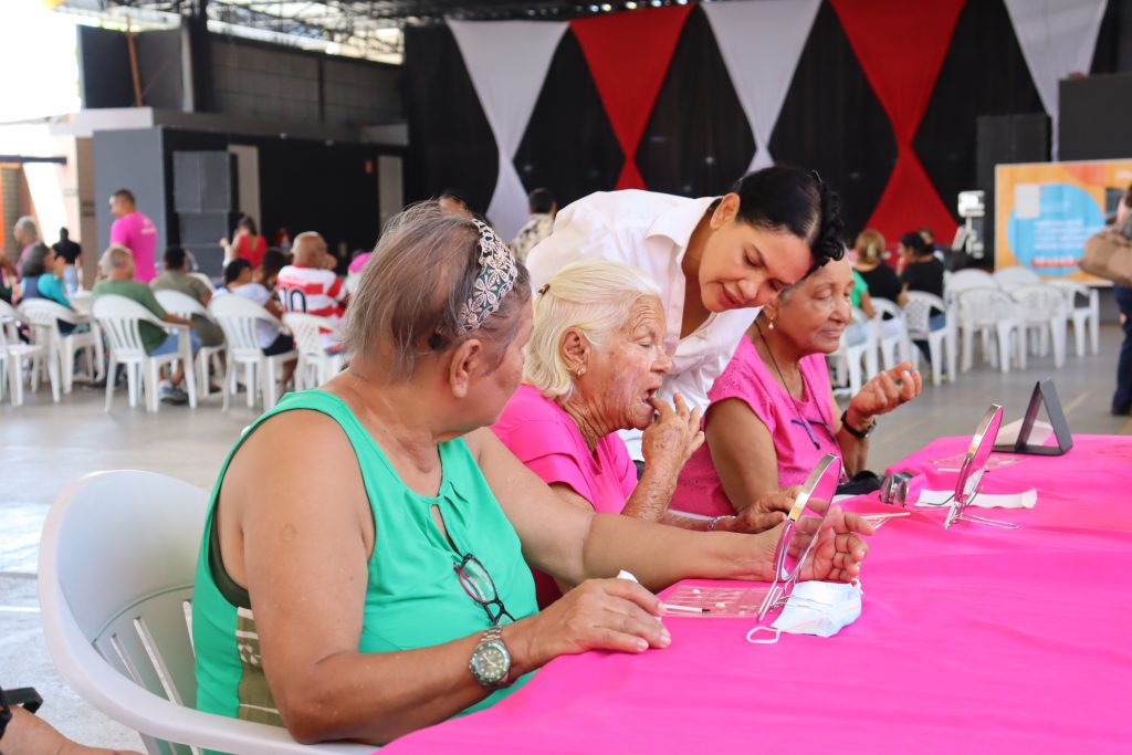 Dia Lilás promove serviços gratuitos e orientação para mulheres no Sesc Poço